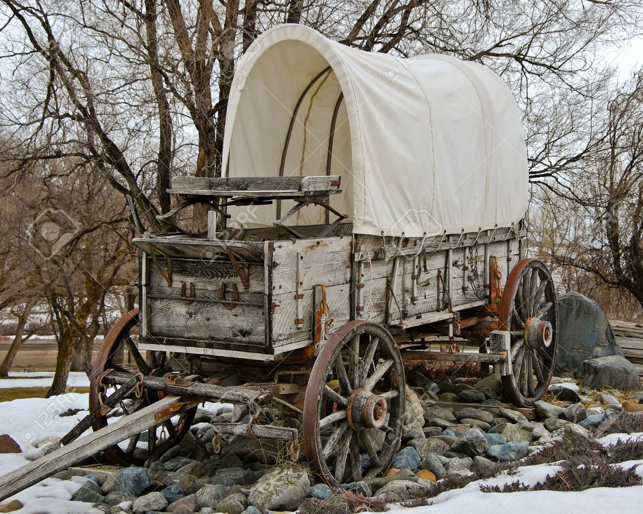 14294252-Covered-wagon-at-Farewell-bend-state-park-in-eastern-Oregon-Stock-Photo
